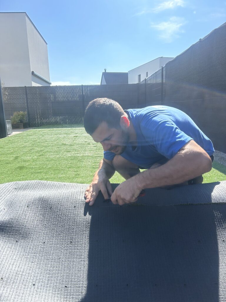 Installateur professionnel déroulant du gazon synthétique à Ittenheim pour une pelouse parfaite.