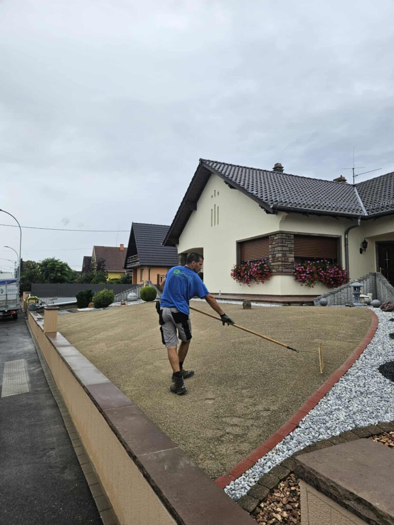 Ajout de sable concassé avant la mise en place de gazon synthétique à Lingolsheim (Alsace, Bas-Rhin - 67)