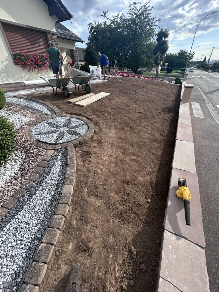 Désherbage avant la mise en place de gazon synthétique à Lingolsheim (Alsace, Bas-Rhin - 67)