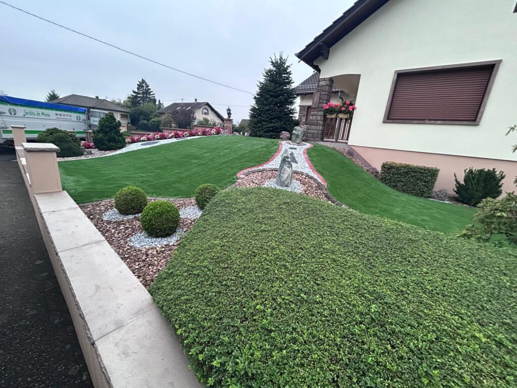 Désherbage avant la mise en place de gazon synthétique à Lingolsheim (Alsace, Bas-Rhin - 67)