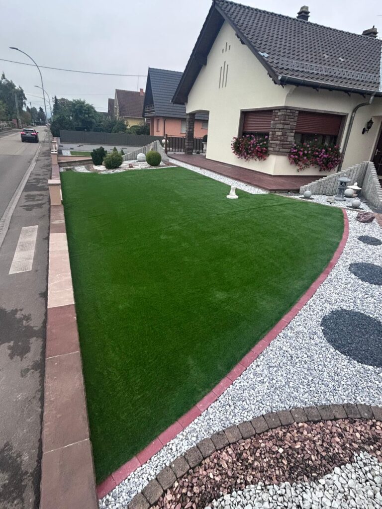Pose de gazon synthétique dans la commune alsacienne de Lingolsheim par la société Les Jardins de Mana, paysagiste à Strasbourg, Vendenheim et 40 km alentour