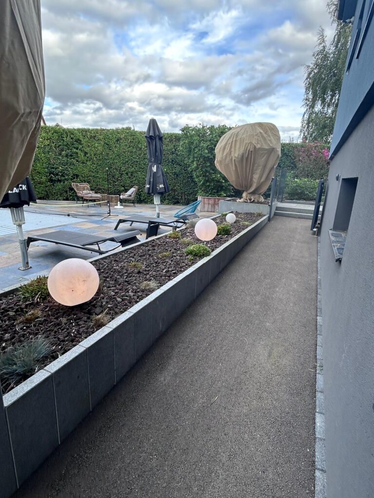 Résultat final de la taille de haies et la mise en hivernage d'oliviers à Furdenheim en Alsace dans le Bas-Rhin réalisée par Les Jardins de Mana, paysagiste à Vendenheim et Strasbourg